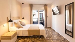 A bedroom with a bed, bedside tables, a mirror, and a balcony view. - Room Boutique 32 (Dénia)