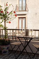 Habitación doble, balcón, vistas a la ciudad | Restaurante al aire libre