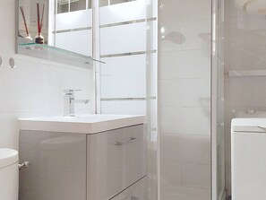 Bathroom - Air-conditioned studio cabin with parking (Bormes-les-Mimosas)