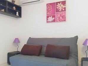 TV - Air-conditioned studio cabin with parking (Bormes-les-Mimosas)
