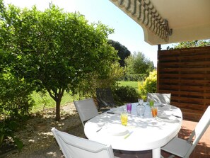Outdoor dining - Cozy apartment, terrace, 4 guests (Le Lavandou)