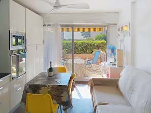TV - Bright studio with 15m² terrace, parking, La Favière (Bormes-les-Mimosas)