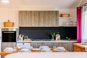 Frigorifero, forno, piano cottura, macchina per tè/caffè