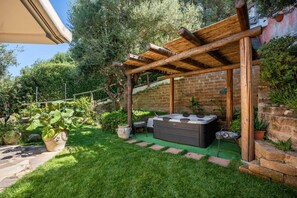Outdoor spa tub - Holiday Home 'I Tramonti Di Niu Crobu' with Sea View, Wi-Fi and Air Conditioning (Quartu Sant'Elena)