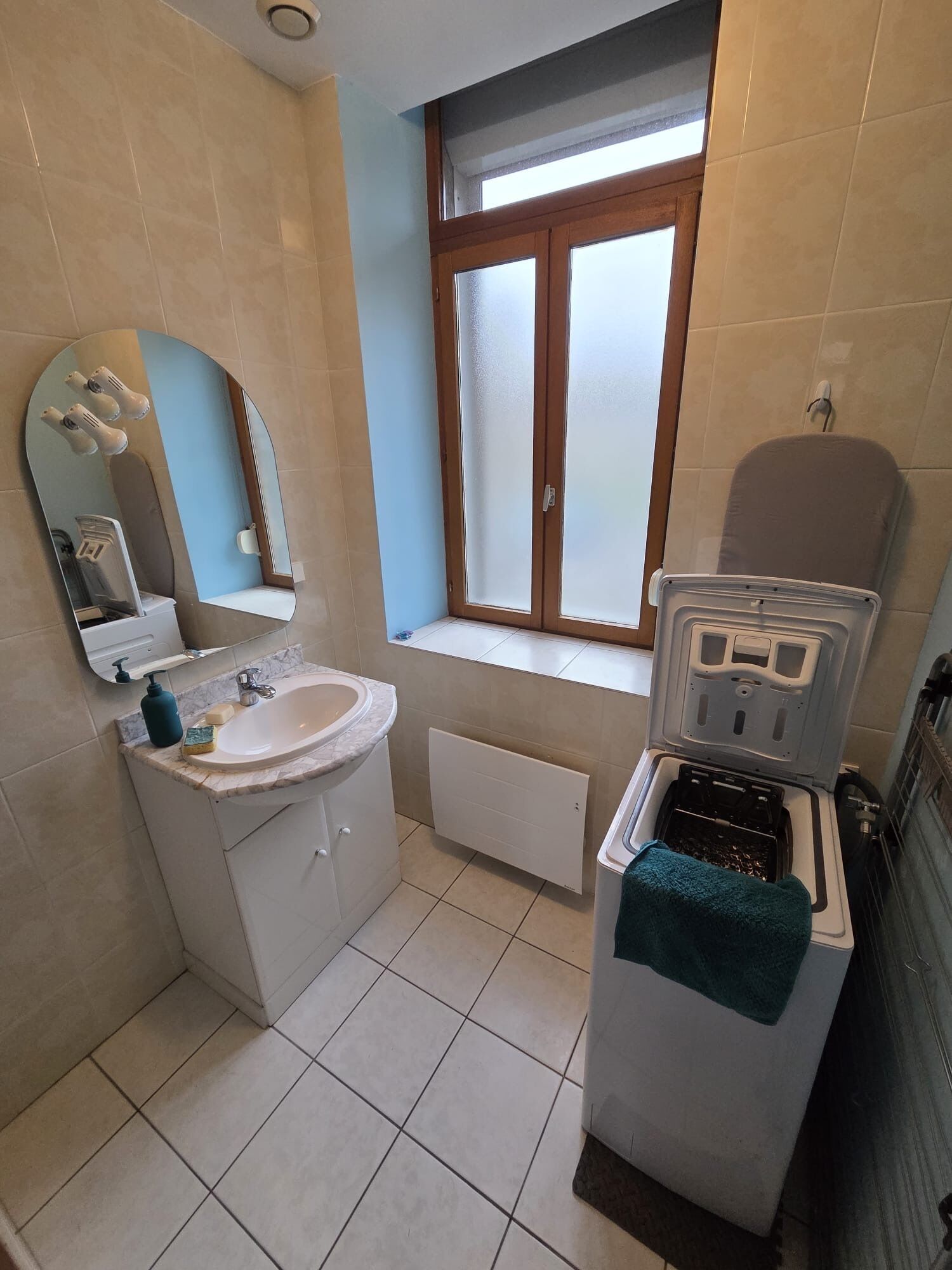 Douche, sèche-cheveux, serviettes fournies, savon
