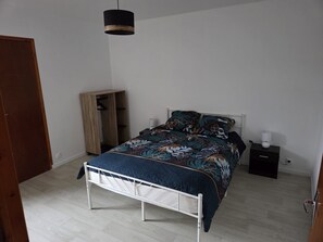 Bügeleisen/Bügelbrett, WLAN, Bettwäsche