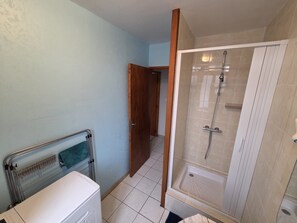 Dusche, Haartrockner, Handtücher, Seife