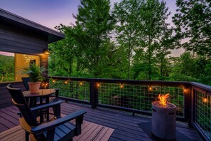 Outdoor dining - Twilight Terrace Romantic Couples Retreat Hot Tub (Sevierville)
