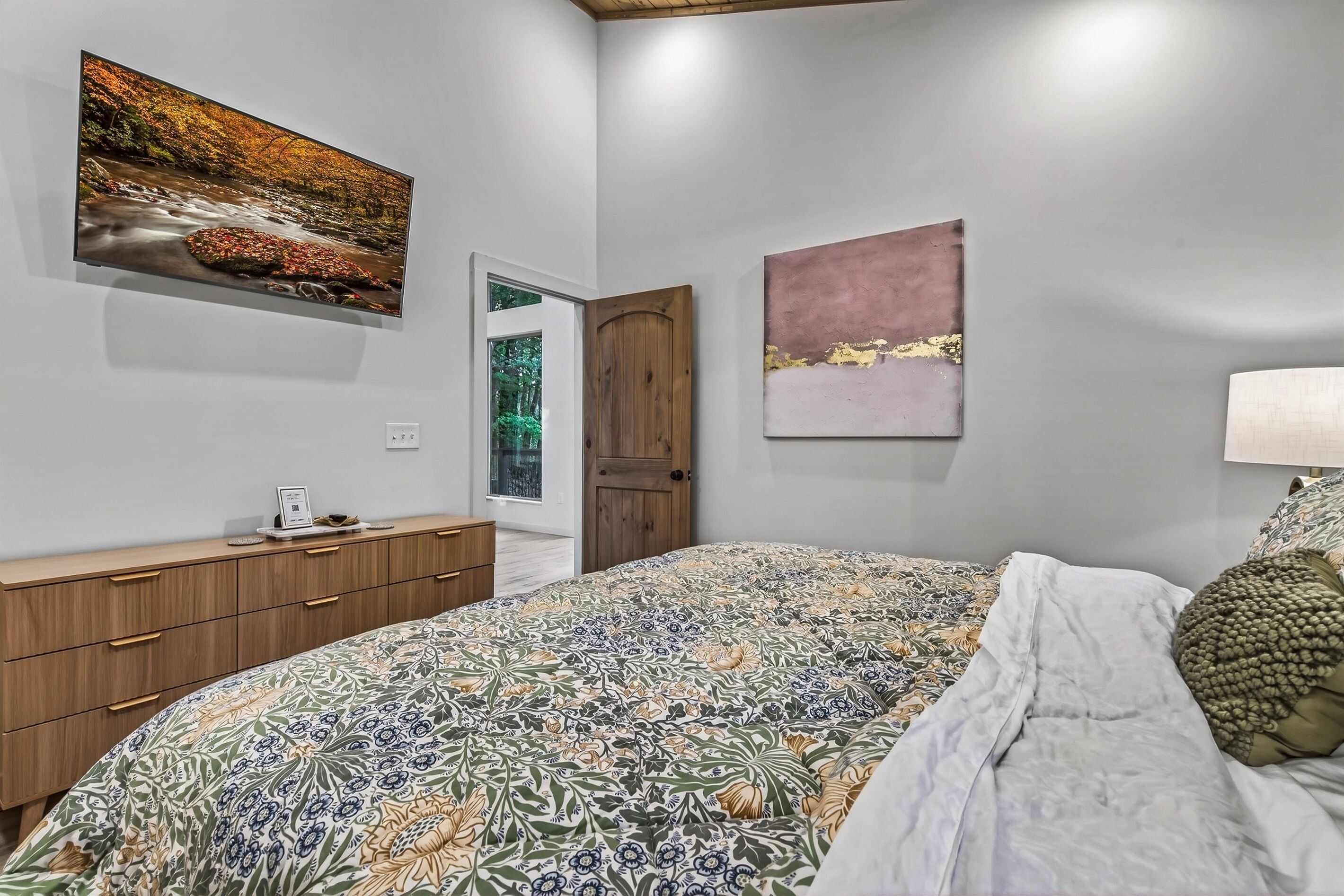 Tabla de planchar con plancha, wifi gratis, ropa de cama