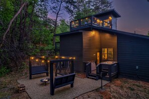 Terrace/patio - Twilight Terrace Romantic Couples Retreat Hot Tub (Sevierville)
