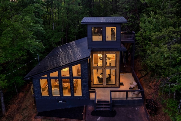 Exterior view of entire cabin for two close to Gatlinburg and Pigeon Forge