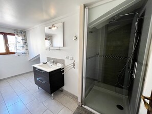 Dusch, hårtork och handdukar