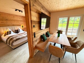 Cuna de viaje, wifi gratis, ropa de cama y acceso para silla de ruedas 