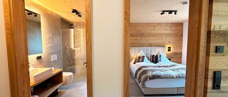 2 bedrooms, travel crib, free WiFi, bed sheets