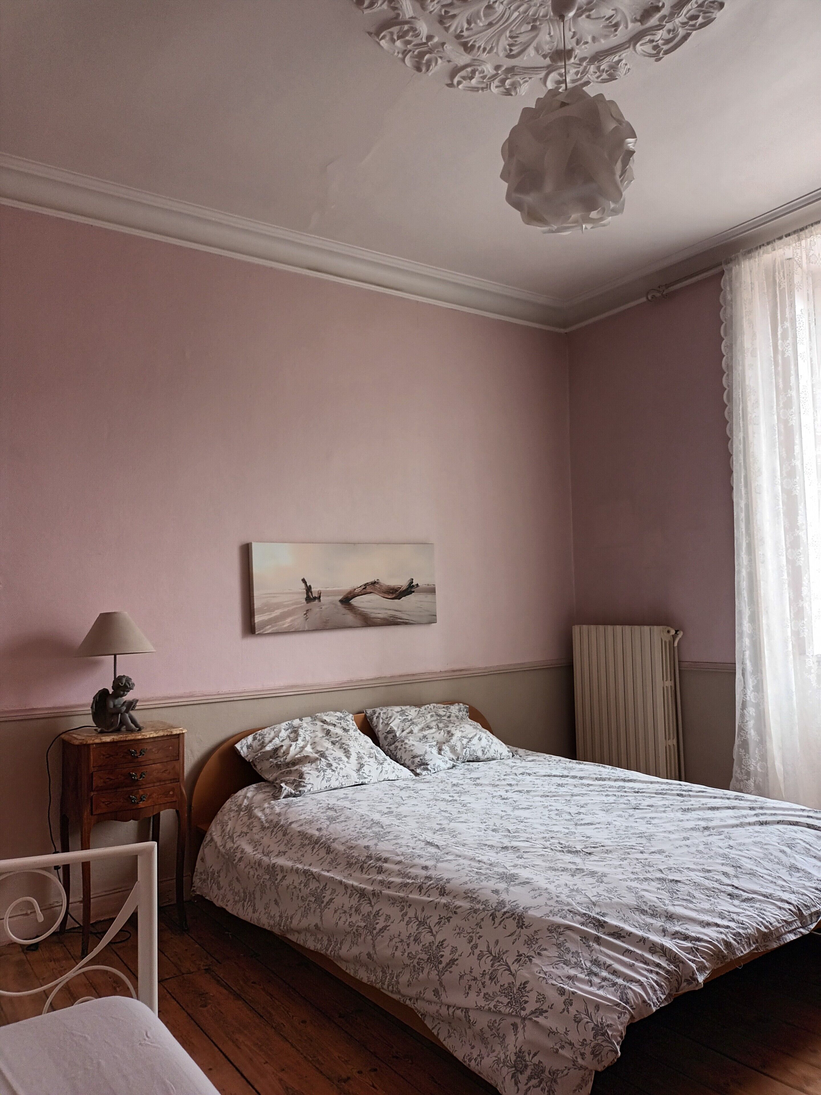 Iron/ironing board, bed sheets