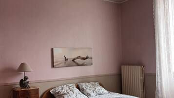 Iron/ironing board, bed sheets