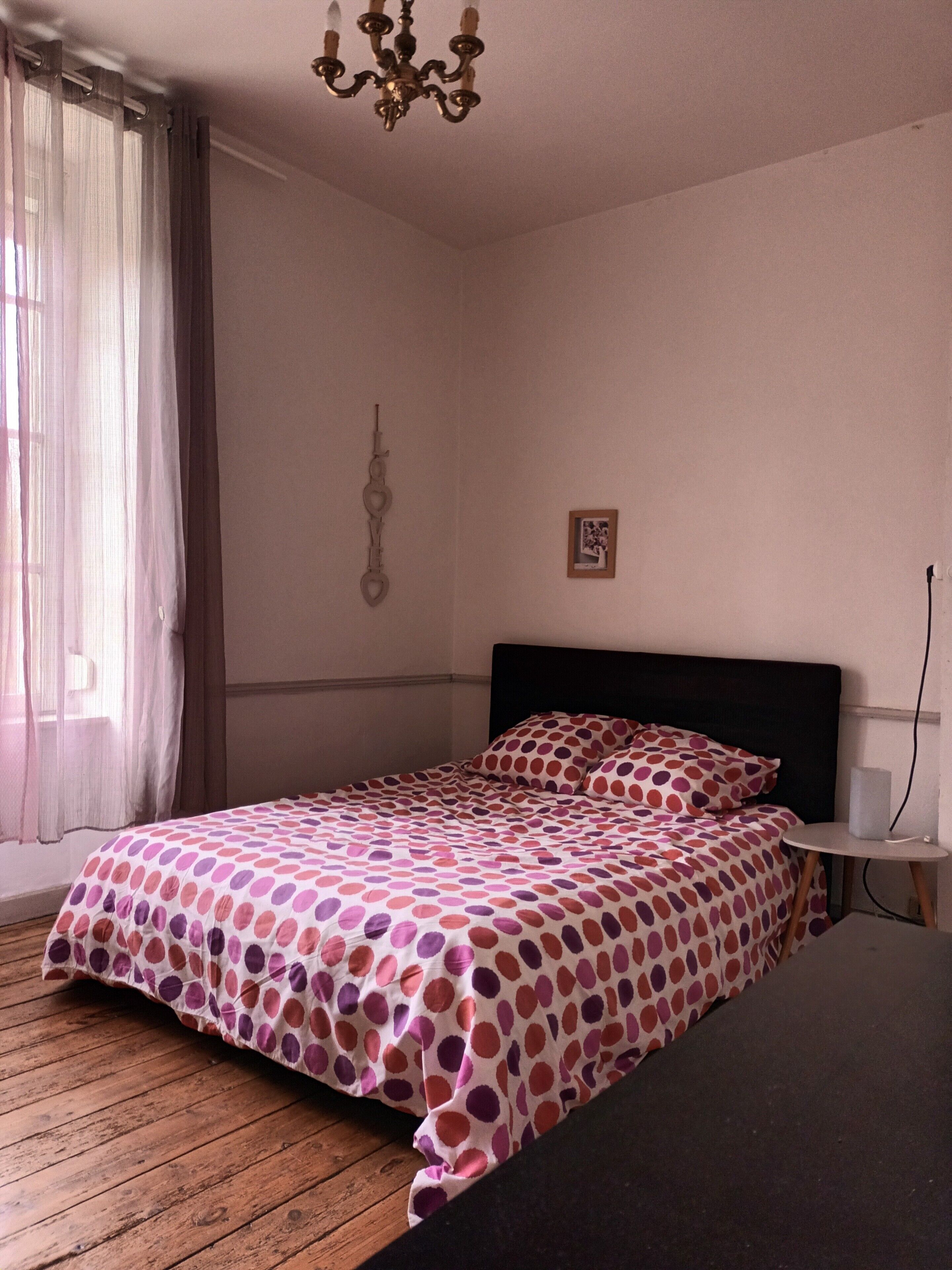 Iron/ironing board, bed sheets