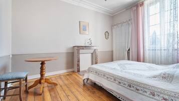 Iron/ironing board, bed sheets