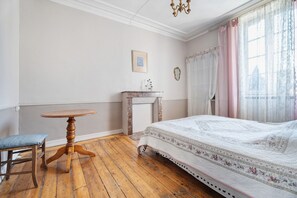 Iron/ironing board, bed sheets