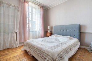 Iron/ironing board, bed sheets