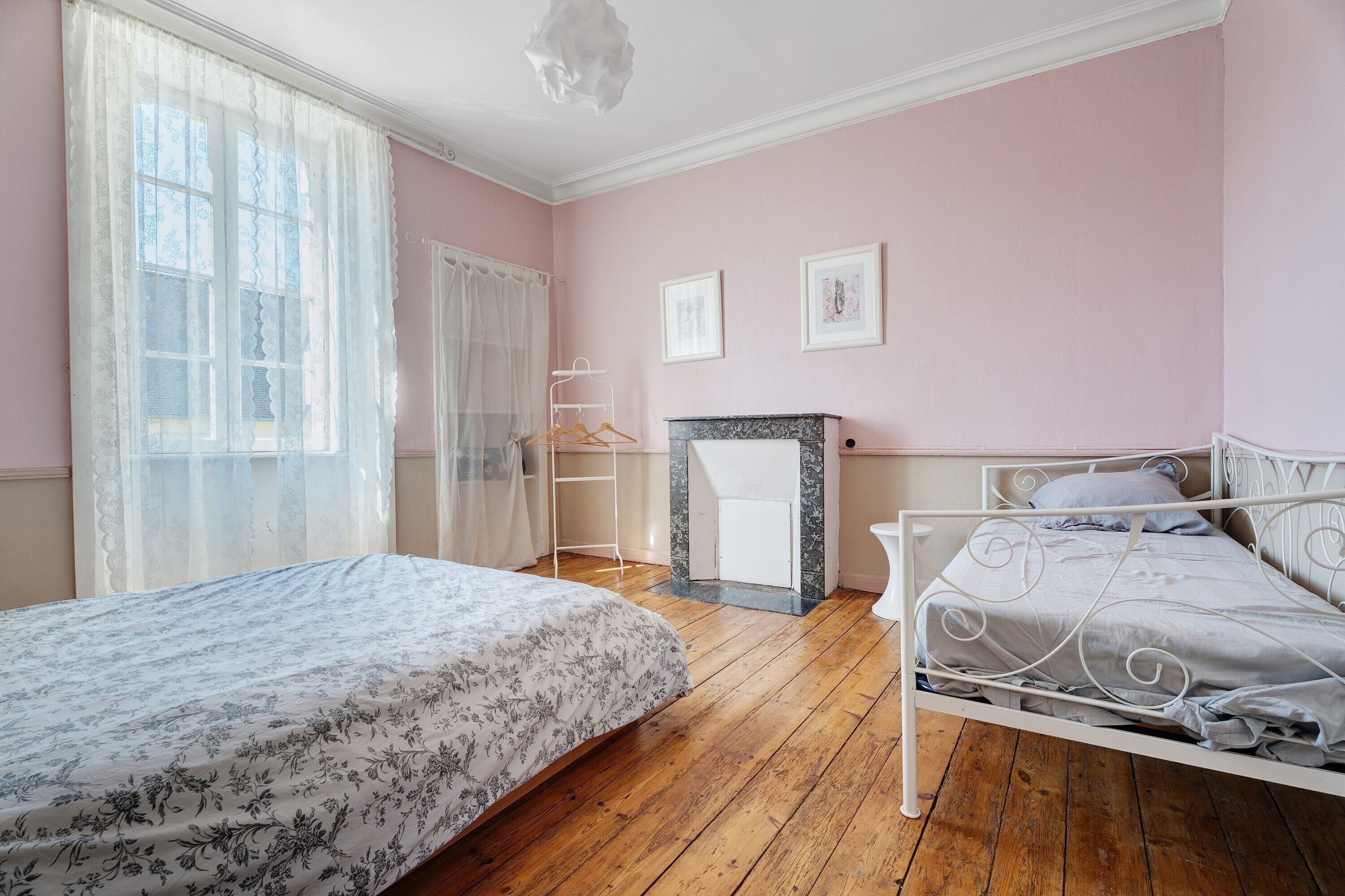 Iron/ironing board, bed sheets
