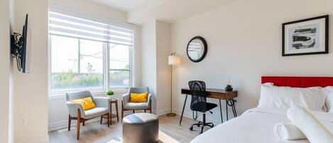Tabla de planchar con plancha, wifi gratis y ropa de cama