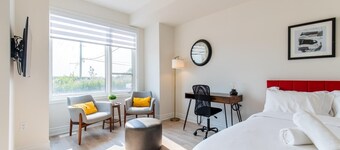 Stylish Oakville Studio! Work Desk + WiFi +Free Parking + Pet Friendly