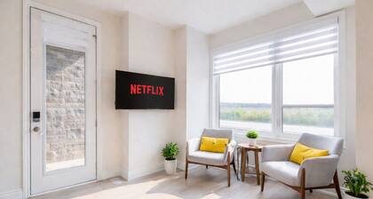Stylish Oakville Studio! Work Desk + WiFi +Free Parking + Pet Friendly