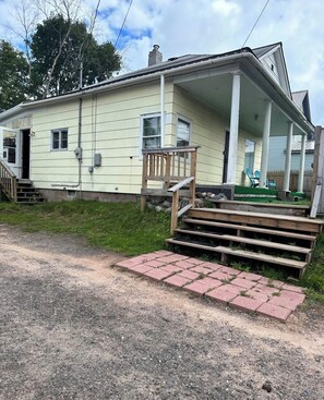 Exterior - Cozy 1-bedroom house in amazing L'Anse with AC (L'Anse)