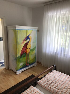 Tabla de planchar con plancha, wifi y ropa de cama 