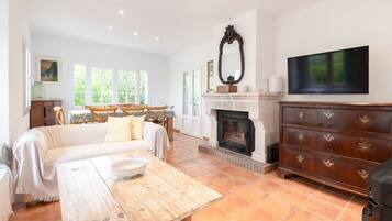 TV, fireplace, stereo