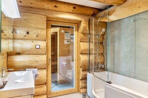Douche, sèche-cheveux, serviettes fournies