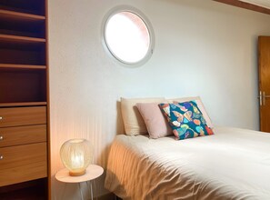 Tabla de planchar con plancha, wifi y ropa de cama 