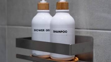 Deluxe Double Room | Bathroom amenities