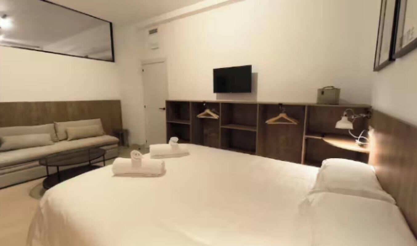 Escritorio, tabla de planchar con plancha, wifi gratis y ropa de cama