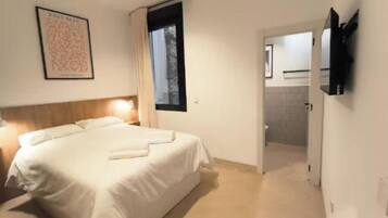Een bureau, een strijkplank/strijkijzer, gratis wifi, beddengoed
