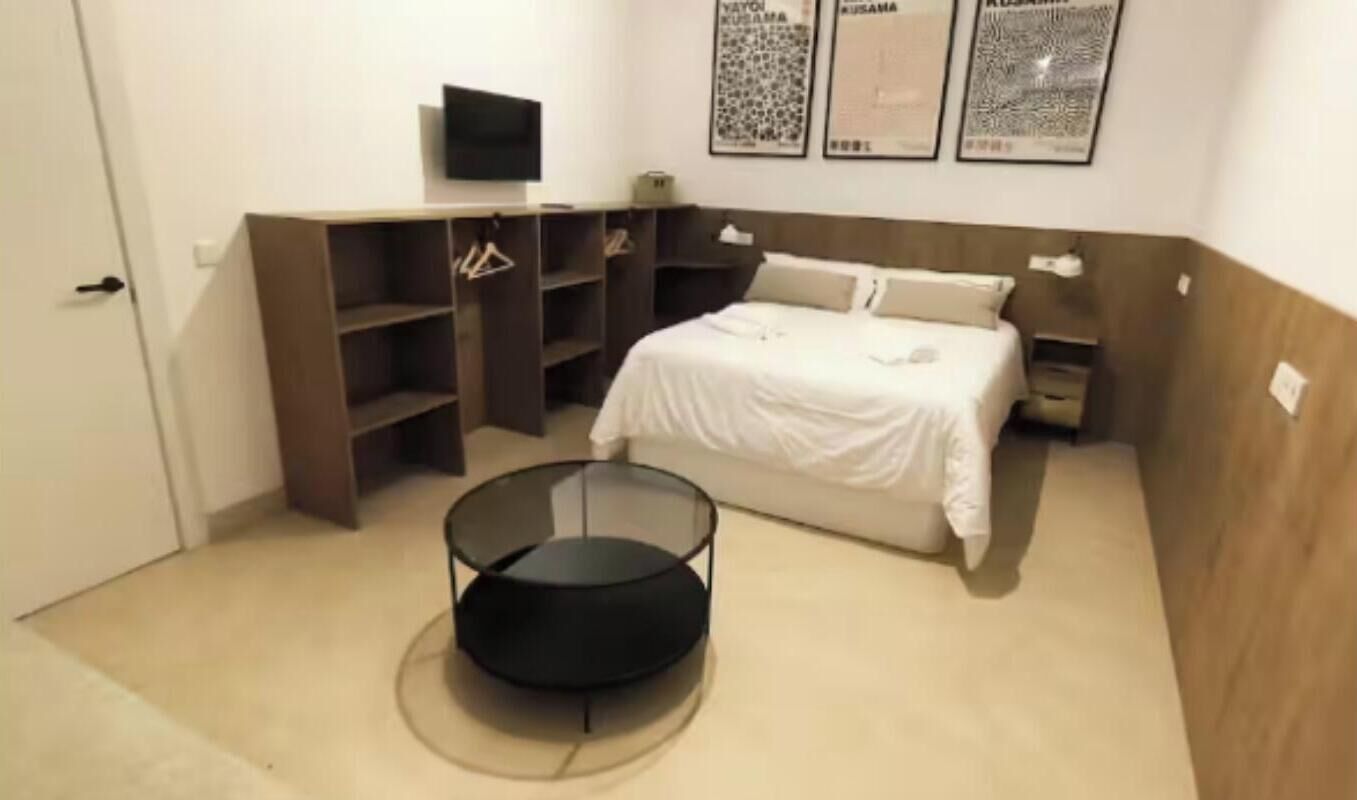 Escritorio, tabla de planchar con plancha, wifi gratis y ropa de cama