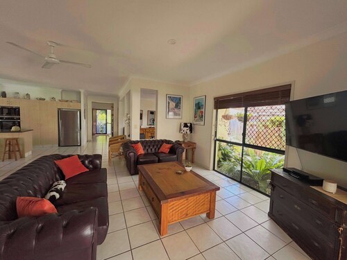 Large Family Corner Home in Heart of Varsity Lakes