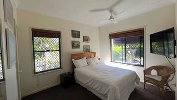Iron/ironing board, Internet, bed sheets