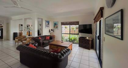 Large Family Corner Home in Heart of Varsity Lakes