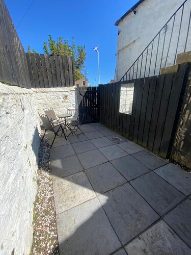 High Street House Sleeps 4 With Parking