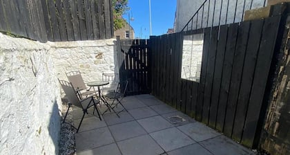 High Street House Sleeps 4 With Parking