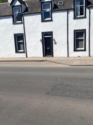 High Street House Sleeps 4 With Parking