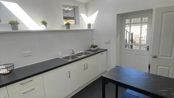 Lemari es, microwave, oven, dan kompor