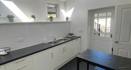High Street House Sleeps 4 With Parking