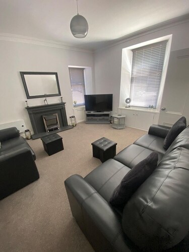 High Street House Sleeps 4 With Parking