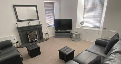 High Street House Sleeps 4 With Parking