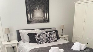 1 slaapkamer, een strijkplank/strijkijzer, beddengoed