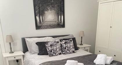 High Street House Sleeps 4 With Parking