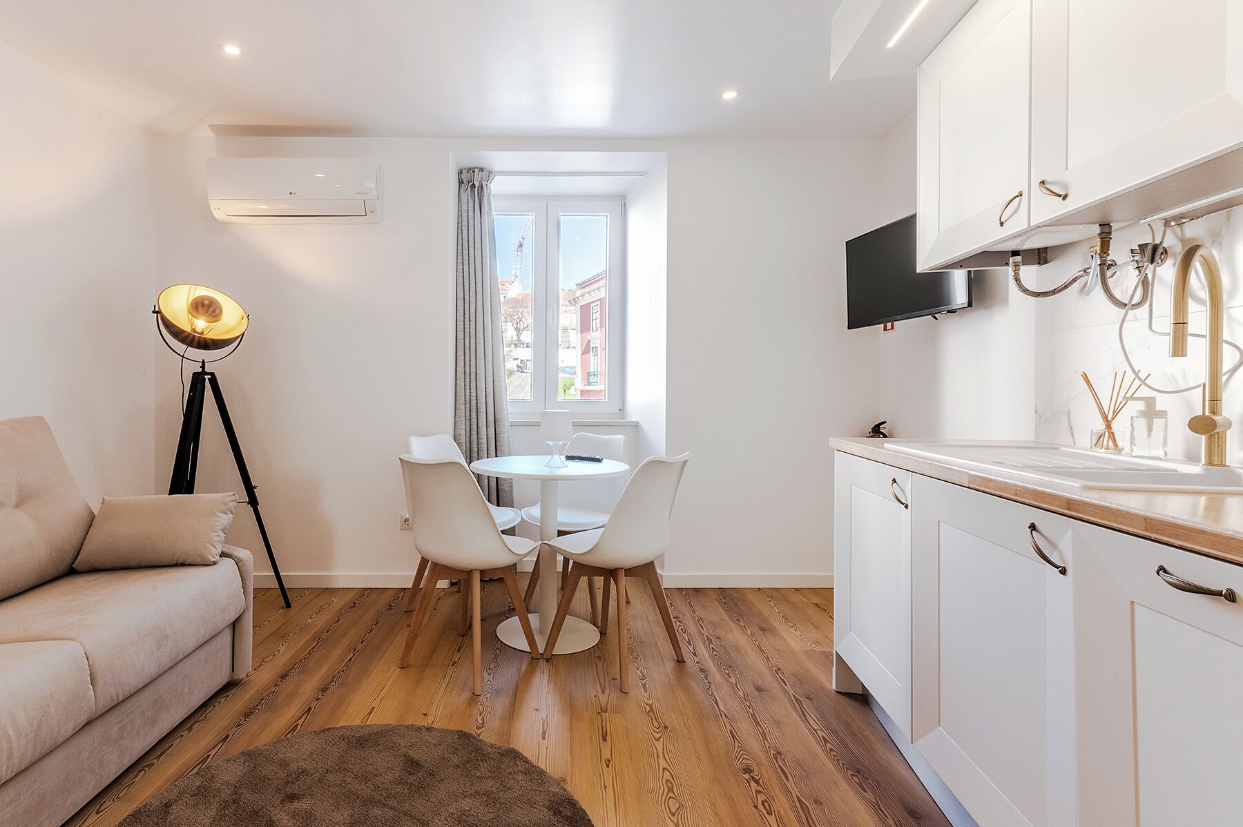 Appartement Familial, 1 grand lit et 1 canapé-lit | Coin séjour | Télévision à écran plat de 15 pouces avec chaînes par satellite